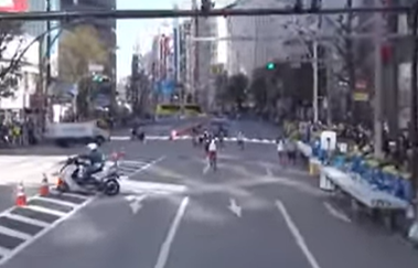 間違い コース 白バイ マラソン 東京 動画影像！東京マラソン2021先頭集団がコースミス！ 白バイ隊もUターン場所はどこ？